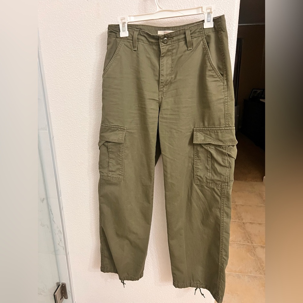 Woman’s Levi’s Olive Cargo Pants!
Worn once! 😉